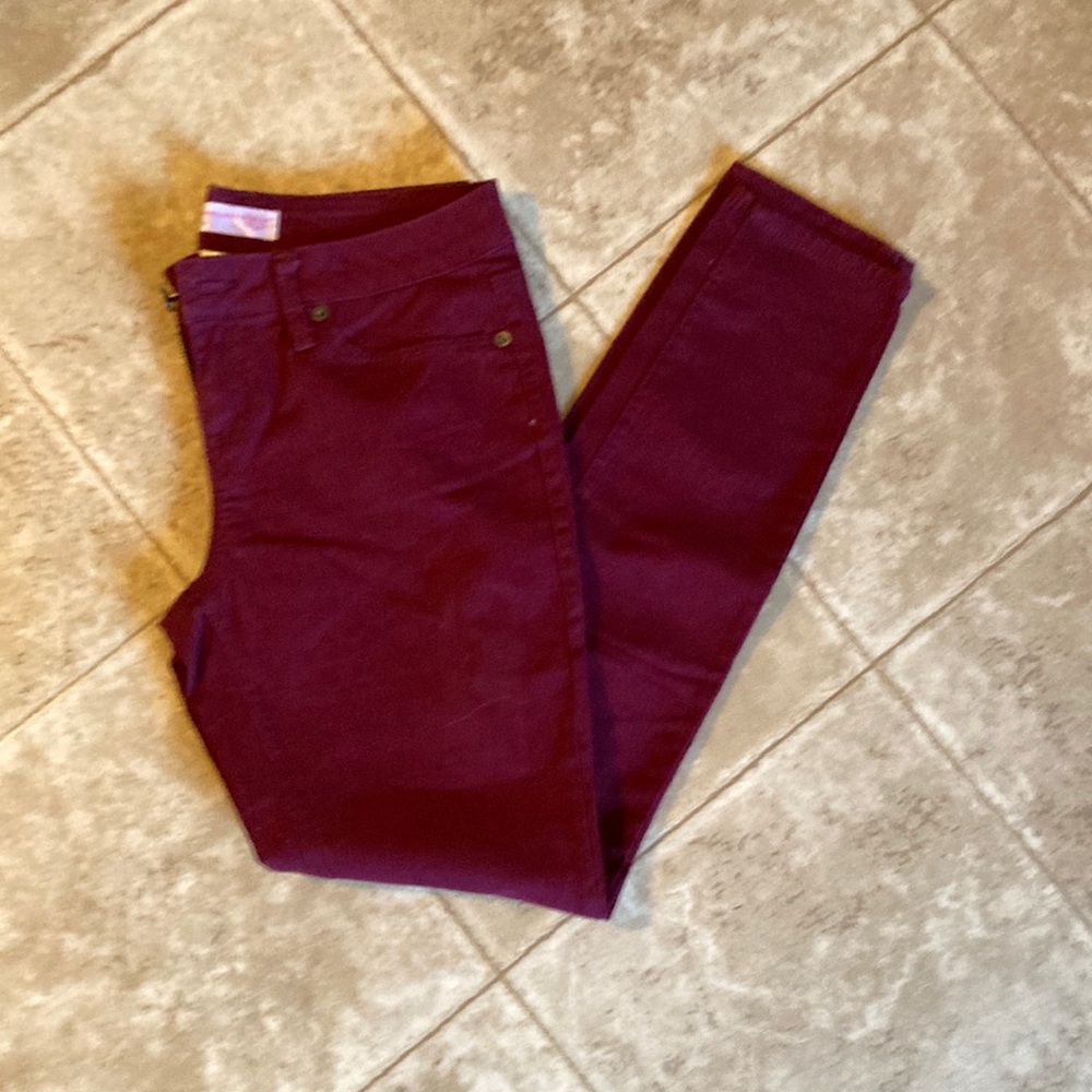 No Boundaries Womens Straight Leg Pants in Burgundy